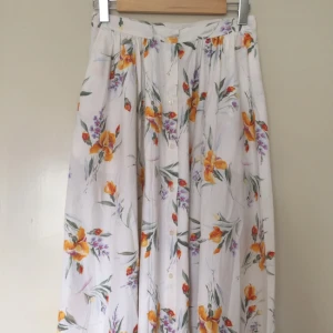  - Vintage kjol, midi length  Storlek 40, men passar som en 36:a. Köpt second hand.  Kan mötas upp i centrala Uppsala. Vid försändelse tillkommer frakt. Varan ligger ute på andra sidor/appar också.