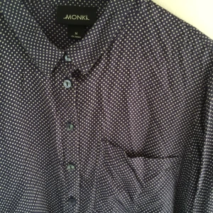  - Tunn mjuk skjorta från Monki. Blå med små vita prickar.