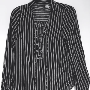  - Oanvänd ledig och sval tröja från h&m med snörning. 