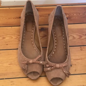  - Pumps i mocka. Sköna att gå i. Bra skick. 