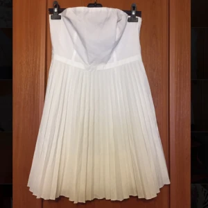  - Vit/studentklänning i Strl 42 från H&M, prislapp kvar.