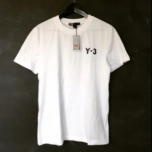  - Y-3 T-shirt i vitt med svart tryck.  Säljes då den är lite för tight.  Storlek: står L men är mer som S/en tight M.  Kan skickas mot frakt