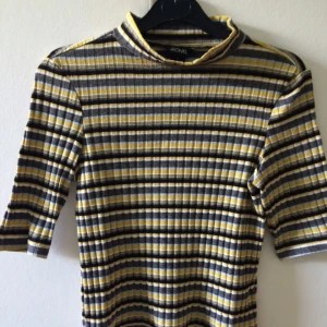  - Randig high neck top från Monki 🌻 FRI FRAKT 