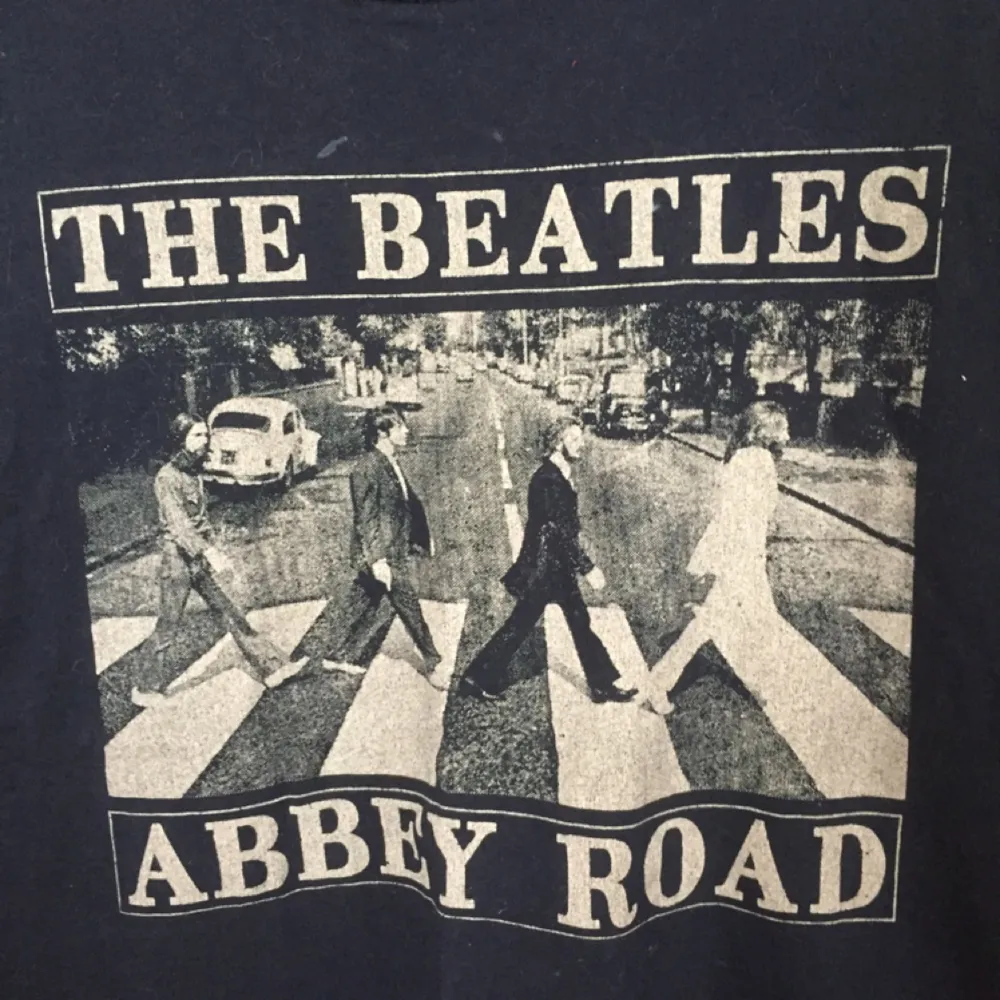  Svart Beatles t-shirt med djup ringning. . T-shirts.