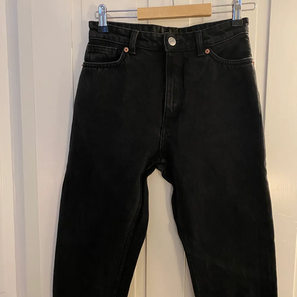 Dessa fina svarta jeans är knappast använda och är i ett mycket gott skick. Jeansen har en hög midja och är i modellen Kimomo. Passar till allt. 💋 . Jeans & Byxor.