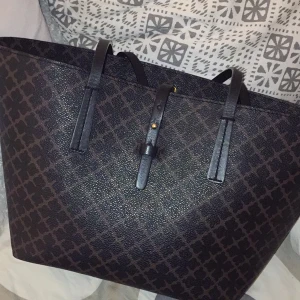 Malene birger väska - Supersnygg Malene biger väska som jag köpt för 1800kr och det är den mindre modellen. Perfekt nu till höst/vinter. Fräsch insida och säljs pga att jag inte använder den. Dustbag medföljer❤️ frakt 79kr