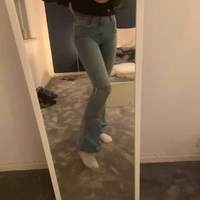 Såå fina bootcut jeans från Zara, köparen står för frakten. Dom är väldigt långa i modellen så passar nästan alla längder då man kan klippa dom om man vill!🥰. Jeans & Byxor.