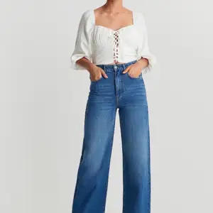 Trendinga vintage inspirerade jeans med en slits på vardera ände, säljes pga att de är för små. Storlek 38, jätte snygga! Priset inklusive frakt 