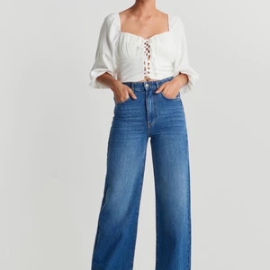 Wide jeans med slits från Gina tricot - Trendinga vintage inspirerade jeans med en slits på vardera ände, säljes pga att de är för små. Storlek 38, jätte snygga! Priset inklusive frakt 