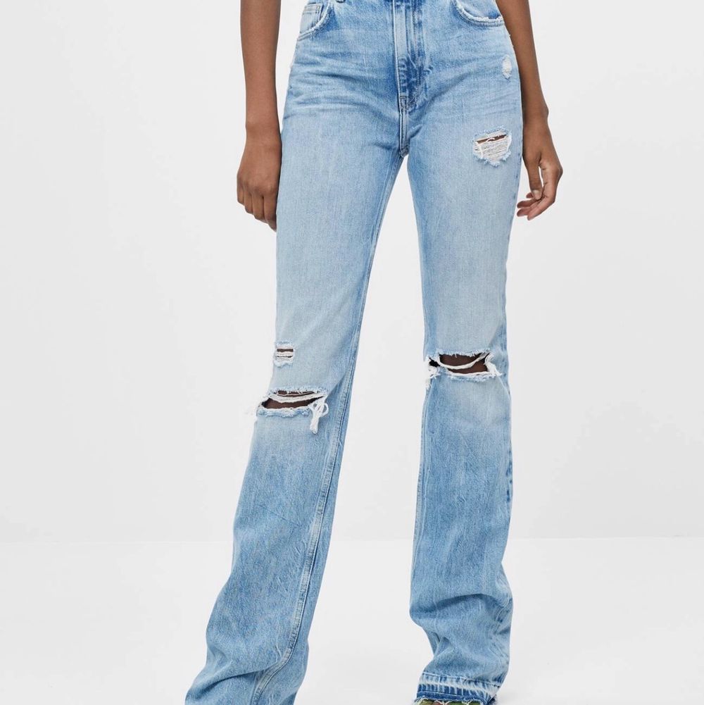 Så snygga bootcut jeans ifrån Bershka som är mina favoriter egentligen men ska köpa de i en storlek mindre💕 i super skick😇 buda för de är många intresserade 🤍💛💜 fortfarande till salu. Jeans & Byxor.