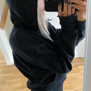 Svart hoodie - Svart vanlig basic hoodie från ASOS i storlek S. Frakten ingår redan i priset:)🖤🖤