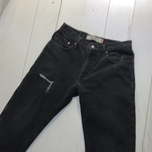 Levis realaxed jeans straight leg - Litet hål på framsidan som är sytt.