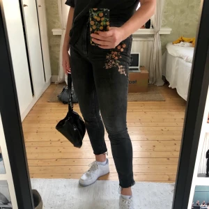 Jeans med brodering - Mörkgråa jeans med broderade detaljer. Stretchiga och supersköna! 
