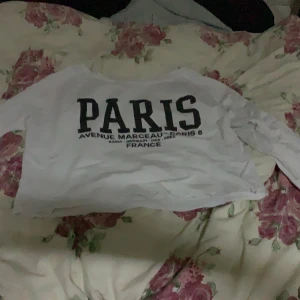 Cropped sweatshirt - En mycket fin sweatshirt från gina tricot i fint skick. Använda bara några gånger. Den var från början storlek L men jag klippte av undre delen, så den passar nu S+. Priset är fast. :)