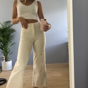 Hm culotte highwaist jeans stl 34 - Så fina vita sommar, vår och höst byxor som tyvärr har blivit lite för små!! Orginalpris 499kr säljer för 150kr❤️