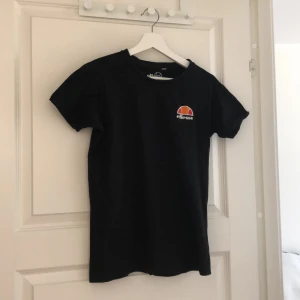 Ellese tshirt - Ellesse tshirt i storlek S. Pris: 40kr inkl frakt. Bra skick. Färg: svart. Betalning via swish! 