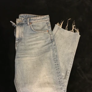 Raka/ mom jeans  - Storlek 30, ljusblåa. Jätte fina, passar till allt, tyvärr är de för stora för mig. 