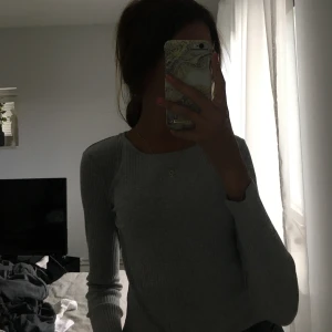 Grå tröja - Grå smått ribbad tröja från Lindex, storlek 146/152 men sitter som Xs-S. Fint skick. Priset är inte bestämt så det är bara att buda, frakt tillkommer💕