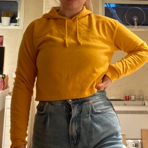 Oanvänd gul croppad hoodie - Gul croppad hoodie som aldrig blivit använd! I strl XS, men passar även mig som har S!🥰