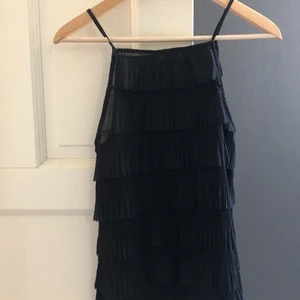 Linne - Säljer detta linne ifrån zara. Har endast testat det så det är i mycket bra skick. Sååå fin till fest och vardags. 