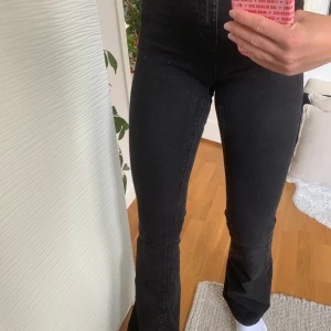 Nelly Jeans - Svarta bootcut jeans från Nelly. Köparen står för frakten 