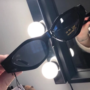 Moderna solglasögon - Snygga solglasögon från Nelly.com, ej använda innan