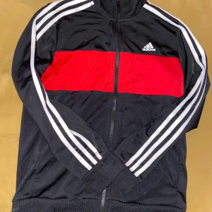 Adidas zip tröja stl 11-12 år - Snygg knappt använd adidas zip tröja i stl 11-12 år.Kommer från djur- och rökfritt hem. Frakt tillkommer! 