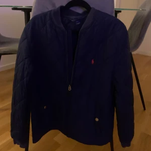 Snygg ralphlauren jacka - Säljer åt min lillebror, ralphlauren jacka som är sparsamt andvänd. Barnstolen 14-16 skulle säga som en S