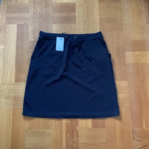 HELT NY! Soyaconcept kjol strl. L - Helt ny! Svart kjol från soyaconcept strl. L. Pris exkl. frakt, köparen står för frakten.