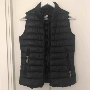  - Superfin svart dunväst från Mango i storlek XS med silvriga detaljer. Sparsamt använd, köpare står för frakt 💕 Frakt: 60kr
