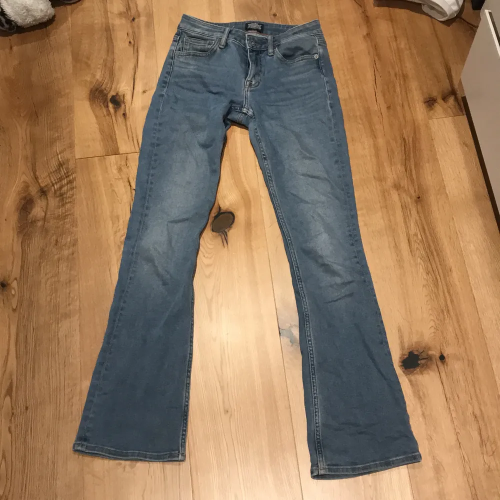 Blå utsvängda crocker jeans. Storlek: w-26, L-31. Low waist, boot cut. . Jeans & Byxor.