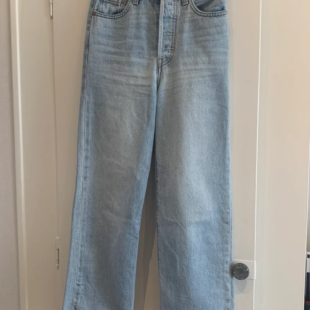 Levis jeans (ribcage straight) storlek 24, super super fint skick!!. Jeans & Byxor.