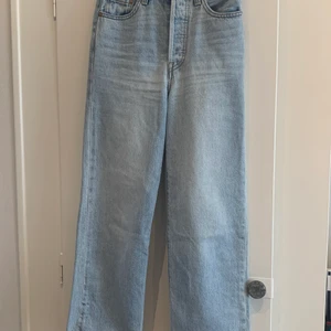 Levis jeans (helt oanvända) - Levis jeans (ribcage straight) storlek 24, super super fint skick!!