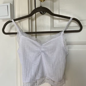 Gulligt linne 😍 - Fint att ha under dem trendiga koftorna exempel! 🥰 använd typ 3 gånger 