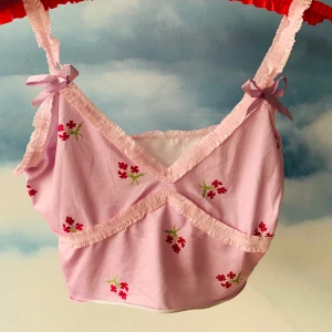 Snygg top - Sjukt fint linne med snygga band. Trendig och ovanlig. Köpt på plick. Pris är med frakt. Fotar när jag postar💕