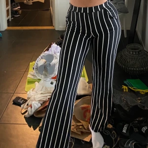 Mjuka snygga byxor ifrån Bershka - Byxor ifrån Bershka i ett mjukt tyg material. Strl xs men passar även på mig som är en M. 100 kr frakt inkluderat