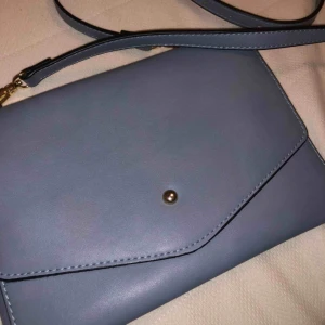  - Super fin baby blå Axel väska! 