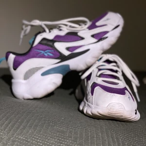 Reebok i nyskick stl 38  - Reebok använda två ggr så i nyskick. Skickas i original låda om så önskas, möts i Stockholm annars står köpare för frakt 🥰