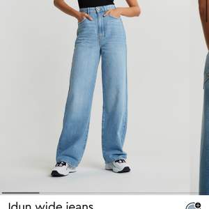 Säljer nu dessa jeans från Gina , toppskick utan  slitningar, dessa är i strlk 38 och sitter perfekt på mig som är 171cm. De sitter ungefär som på bild 1. Gråsvarta i färgen som syns på bild 2,3. Kund står för frakt eller mötas i Sthlm:). 