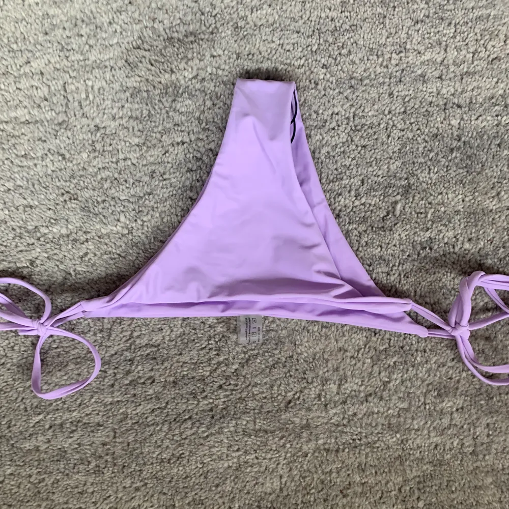 En ovanvåningen bikini underdel från Shein som endast är testad med underkläder, fin lila färg men var tyvärr för liten, det är storlek m men skulle mer säga s kanske xs. Övrigt.