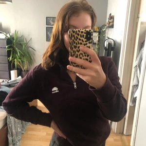 Ellesse sweatshirt - En mörkröd/Burgundy färgad sweatshirt från ellesse som typ är oanvänd. Nypris 699kr