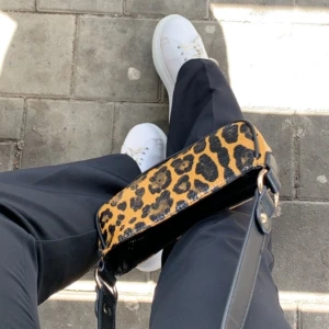 Trendig väska - Säljer denna snygga väska, endast använd 1 gång. Säljer då den inte kommer till användning pga att jag har för många väskor. Pris kan diskuteras vid snabb affär. Kom med bud.💞