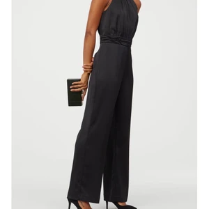 Svart playsuit i satin - Storlek 38, använd 1 gång