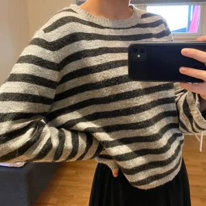 Tjocktröja - Säljer min tjocktröja från BikBok i storlek S! Hör av er om ni är intresserade💞