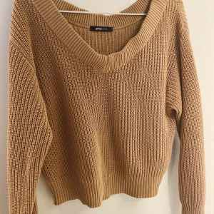 Stickad tröja  - Beige/brun mysig, ribbad stickad tröja perfekt nu till hösten strl S-M från Gina-Tricot 