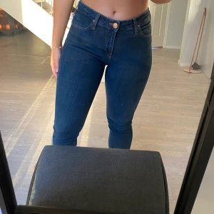Jeans ifrån lee - Midrise jeans från lee i superbra skick!🥰