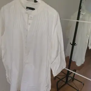 Lång vit skjorta utan krage