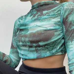 Topp - cool topp ifrån pretty little thing i storlek S💗 frakt tillkommer ✨✨  buda i kommentarerna! 💗 budgivningen slutar söndag 15:00💗