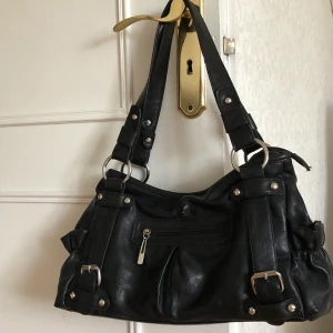 Svart väska! - Säljer denna skit snygga väska, måste tyvärr säljas pga för lite användning. I bra skick förutom en liten skada som syns på sista bilden. 130kr inklusive frakt<3 pris går att diskuteras!
