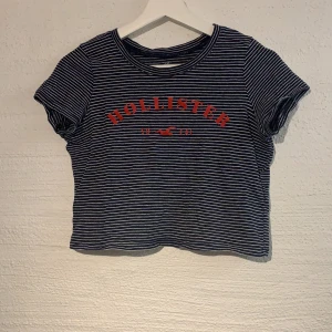 Crop top från hollister  - Randig crop top från hollister. Knappt använd. Storlek xs.                                                                        Köparen står för eventuell frakt